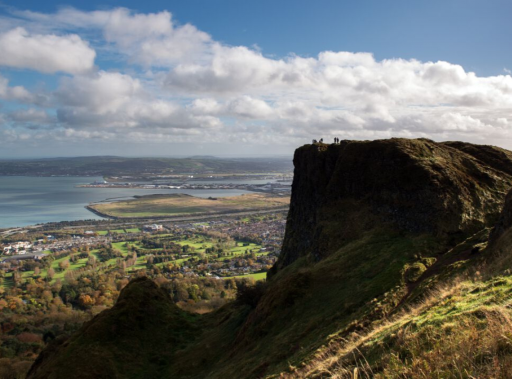 Cave hill. Парк Кейв Хилл Белфаст. Гора Кейв-Хилл. Гора Кейв-Хилл Белфаст. Пещеры Ирландии.